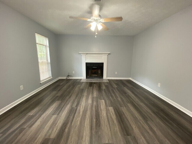 Building Photo - Oakwood Drive (Duplex - 2 Units)