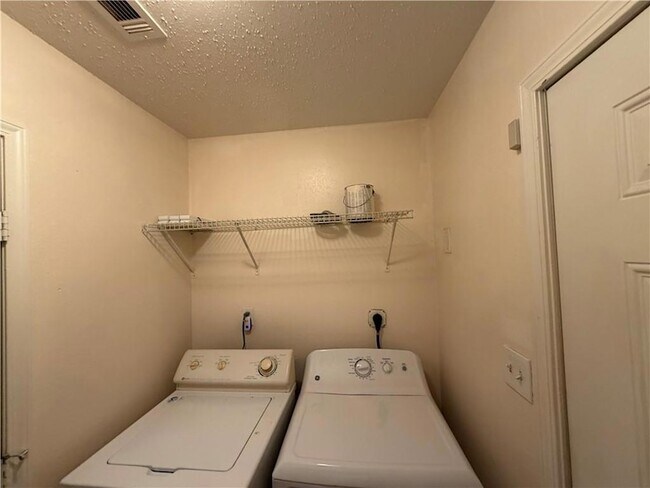 Building Photo - 3708 Shangri-La Dr