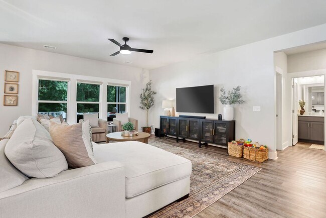 Building Photo - Spacious 4 bedroom 3 bath home with loft