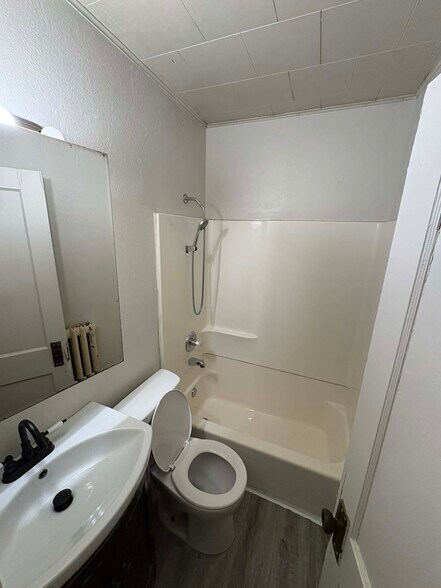 Building Photo - 709 28th St