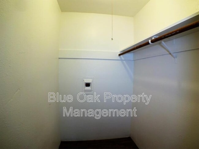 Building Photo - 275 E 19th St