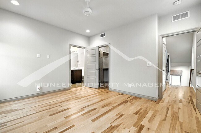 Building Photo - Modern Townhouse with Central AC and Rooft...
