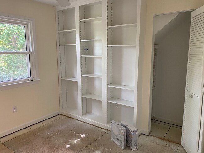 Building Photo - 7907 Laural Valley Way