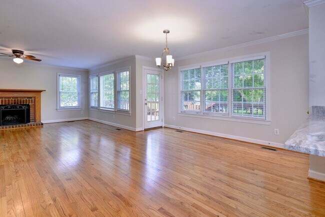 Building Photo - Beautiful Poquoson Home.