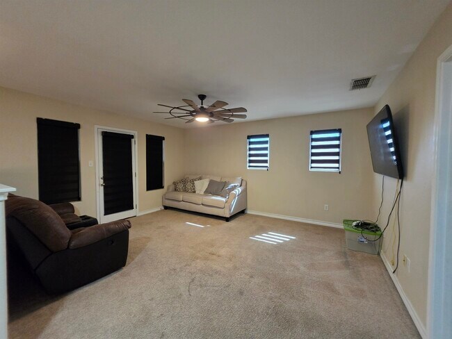 Building Photo - 302 Date Palm Dr
