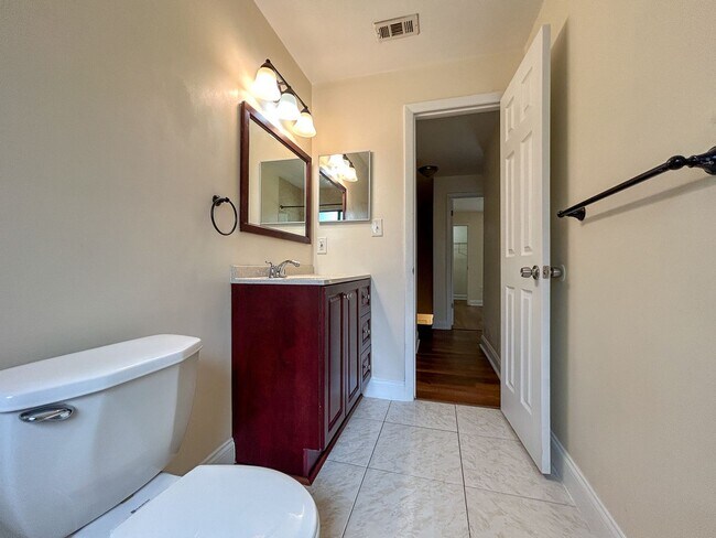 Building Photo - Beautiful 2/1.5 Townhome in Cedar Ridge-717A
