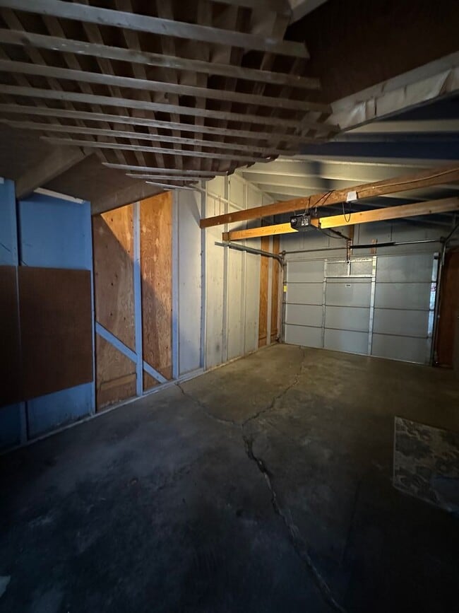 Building Photo - 2 Bedroom, 2 1/2 Bathroom Townhome located near hospitals and colleges!