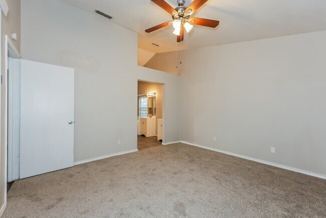 Building Photo - 2208 Gladstone Dr