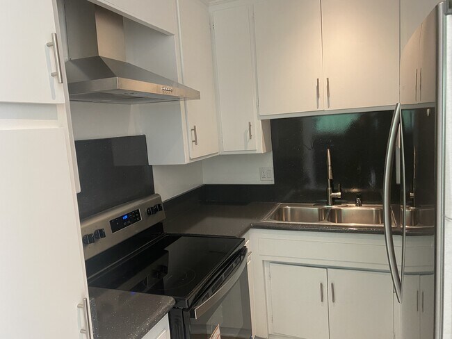 Building Photo - 2441 N Beachwood Dr