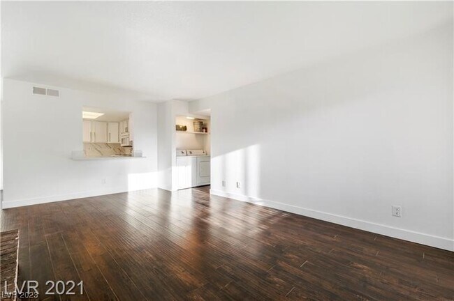 Building Photo - 3749 Carlyle Dr