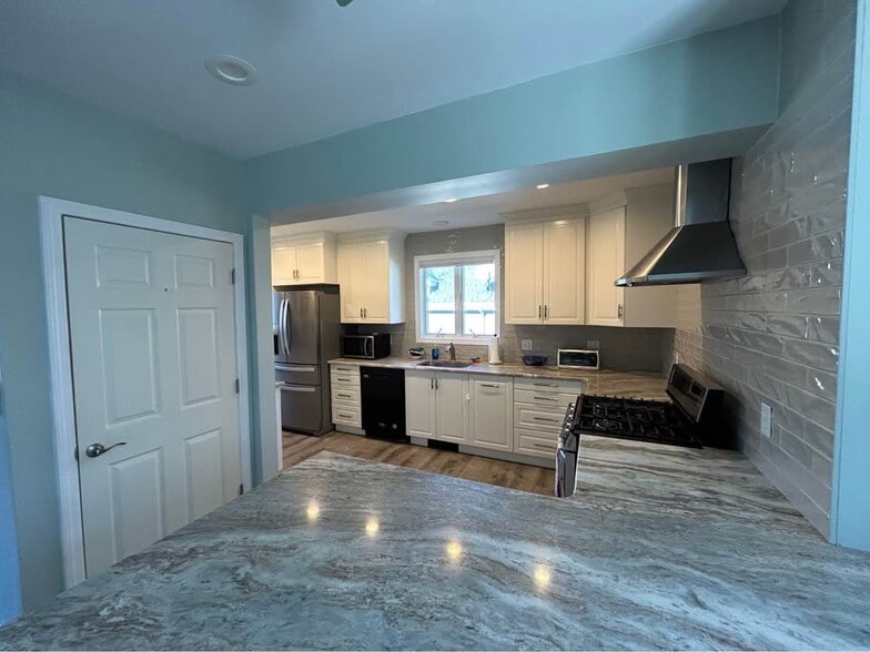 Building Photo - 18 Park Ave