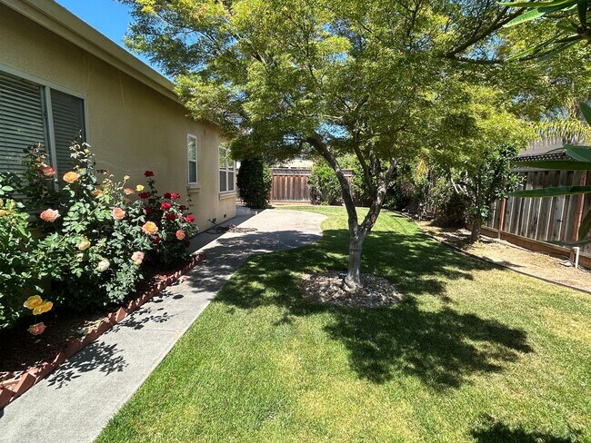 Building Photo - Great location! Beautiful 3 Bedroom Home
