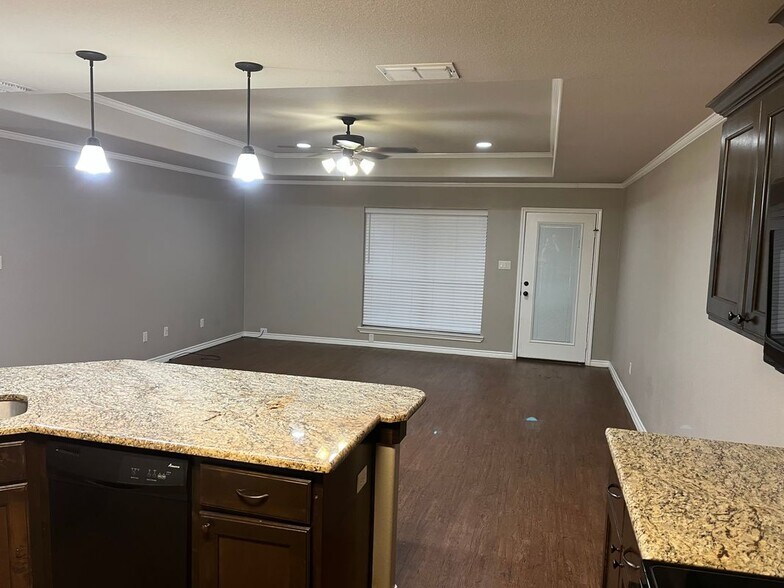 Building Photo - 175 Oakview Ct