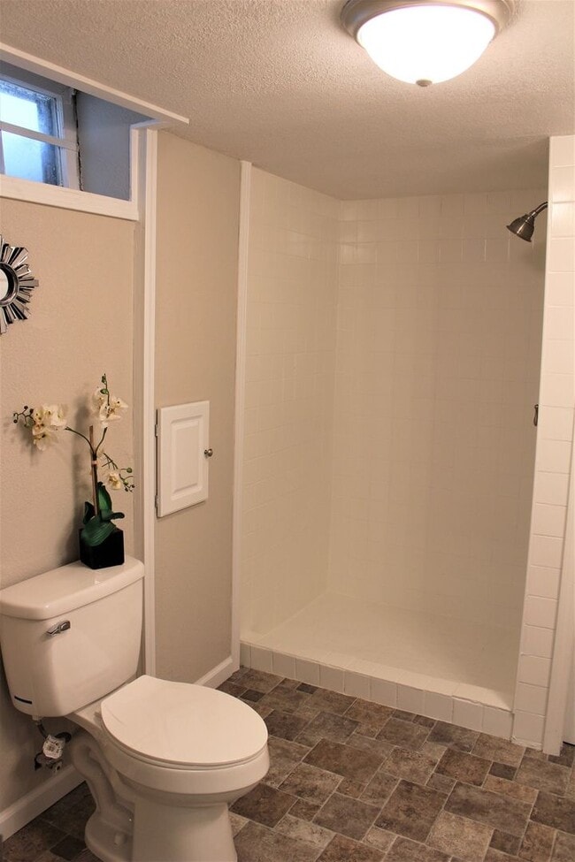 Building Photo - Updated 3 bed / 2 bath house With Exceptio...