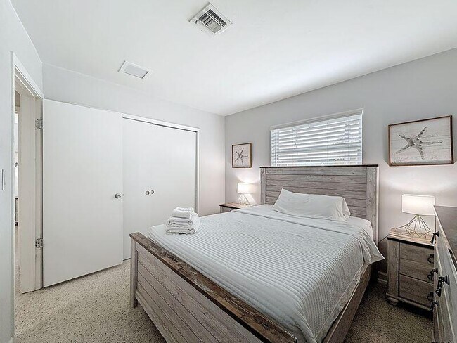 Building Photo - 2840 NE 16th Ct