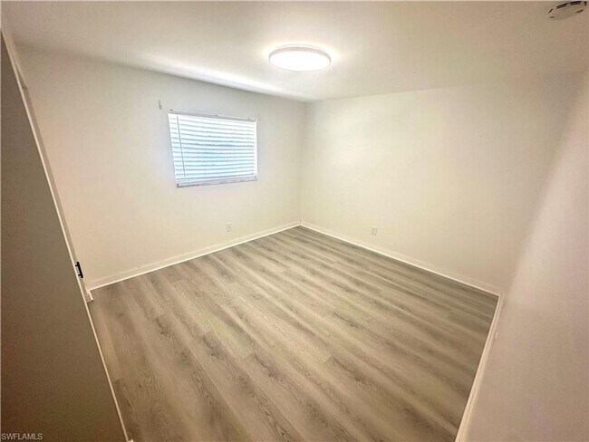 Building Photo - 2/2 Condo close to downtown Bonita