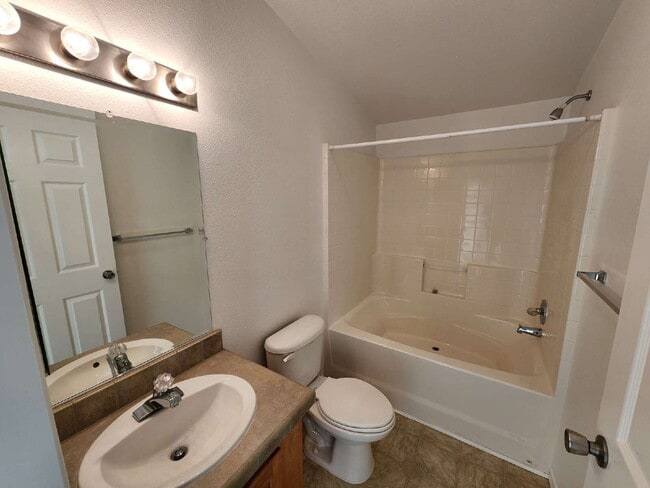 Building Photo - 3 bed 2 bath 2 car garage w/ great views i...