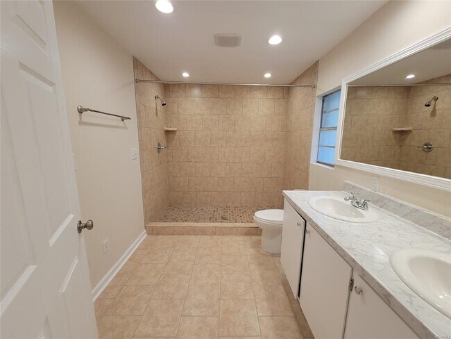 Building Photo - 950 Karen Rd