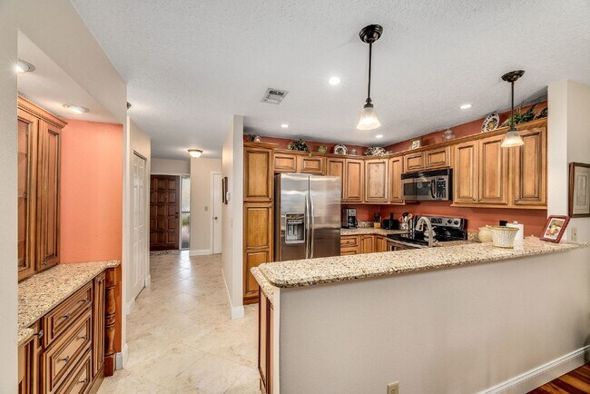 Building Photo - Fully furnished Beachside townhome