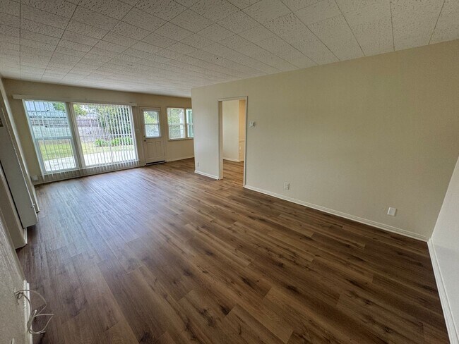 Building Photo - Quaint Midtown Home with New Wood Flooring & Large Yard!!