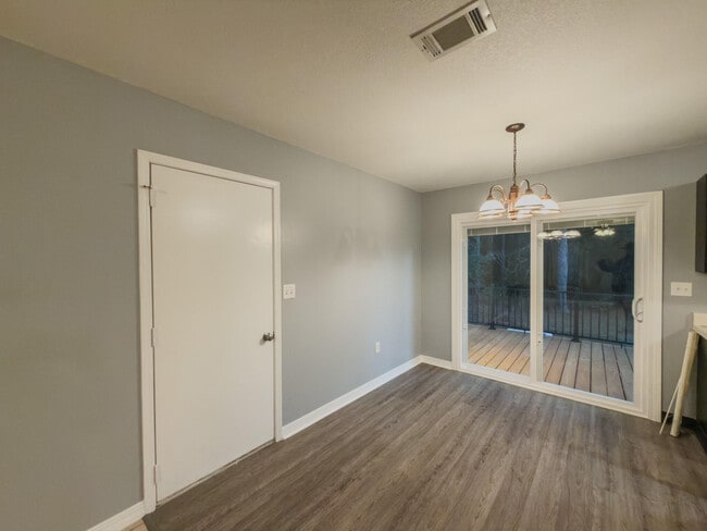 Building Photo - 209 Pinoak Ct W