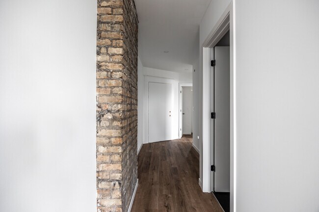 Building Photo - 4410 N Greenview Ave
