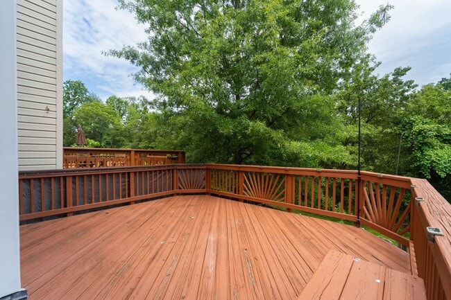 Building Photo - Updated 3-Level End Unit Townhouse in Caro...