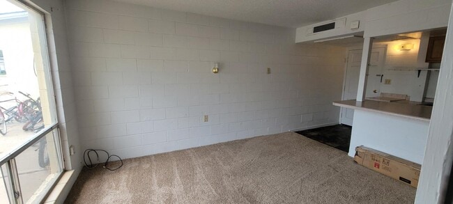 Building Photo - 112 E Cherry St