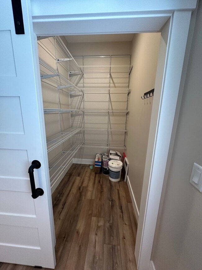 Building Photo - 1-Bedroom 1 Bath Apartment Attached To Mai...