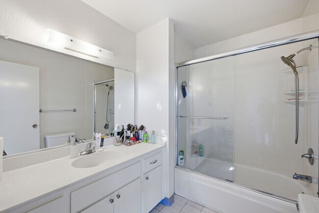 Building Photo - 1208 Admiralty Ln