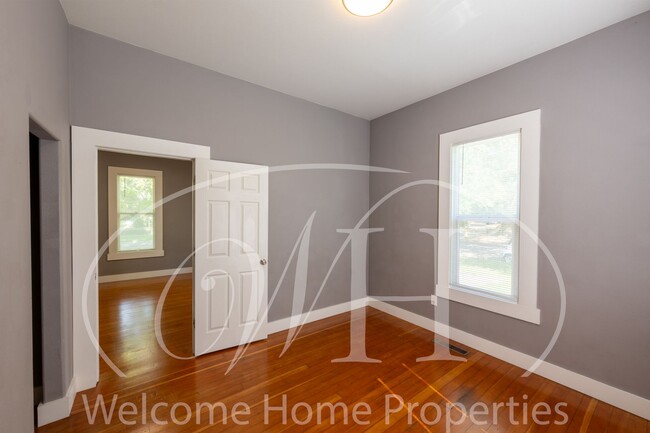 Building Photo - Great 2 Bedroom with Classic Finishes