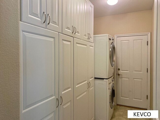 Building Photo - Amazing Three Bedroom Home With Office Space