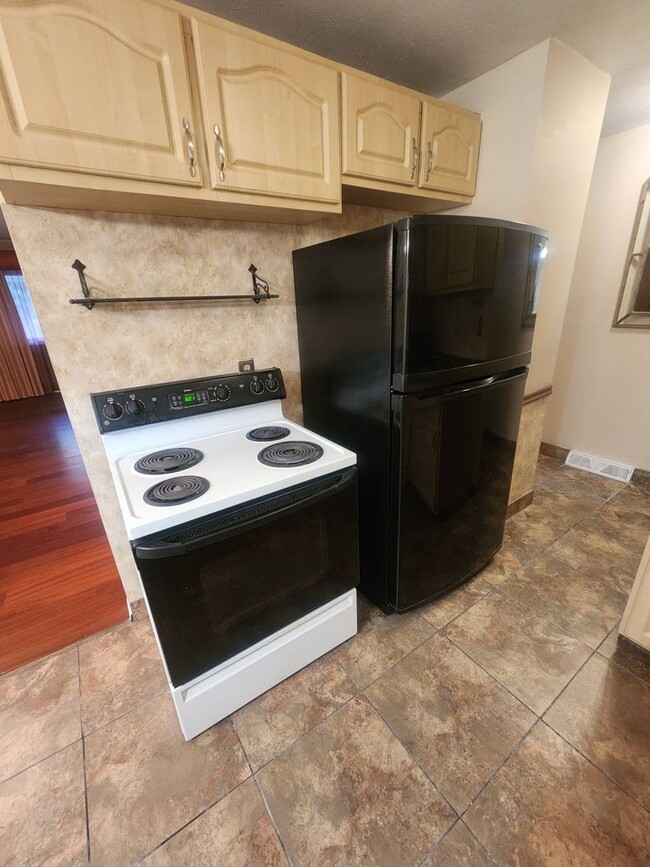 Building Photo - Charming 2-Bedroom Property in Prime Location