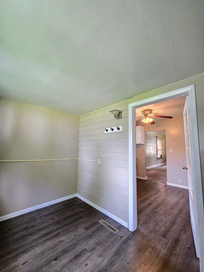 Building Photo - 2 bedroom 1 bath
