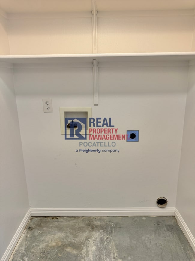 Building Photo - MOVE IN SPECIAL - 5 Bedroom 3.5 Bath Duple...