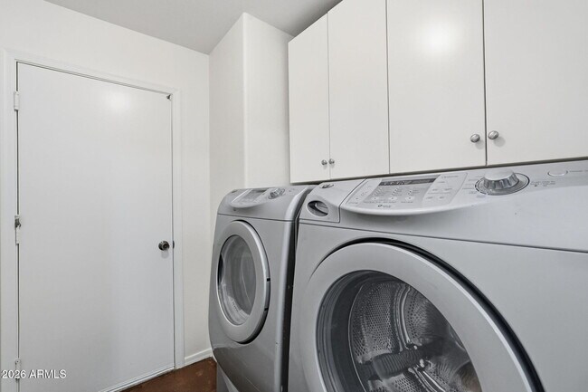 Building Photo - 457 S Meadows Dr