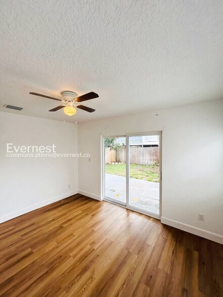 Building Photo - 2070 Loma Linda Way N