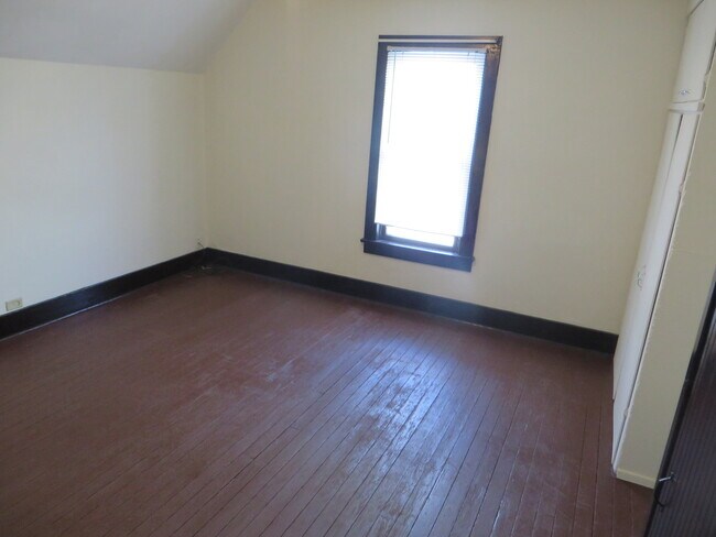 Building Photo - Large Three Bedroom, 1.5 Bathroom Home hal...