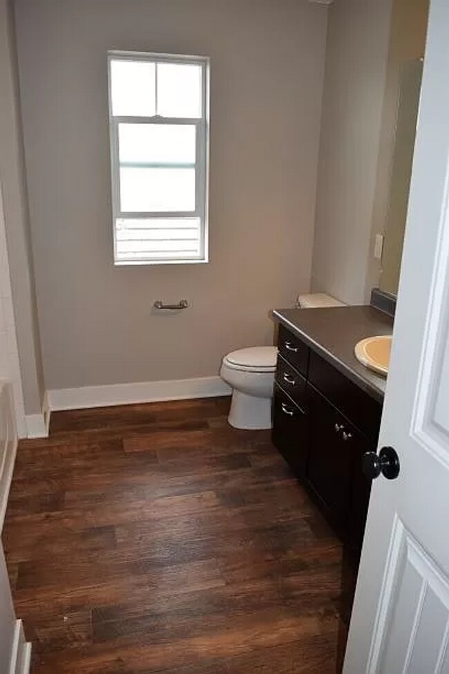 Building Photo - Spacious 3 Bedroom 2.5 Bathroom Home in Me...
