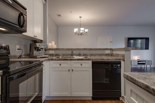 Building Photo - 8231 Lenox Creekside Dr