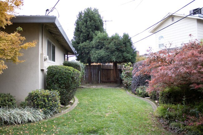 Building Photo - 3 BD 2 BA in Tahoe Park