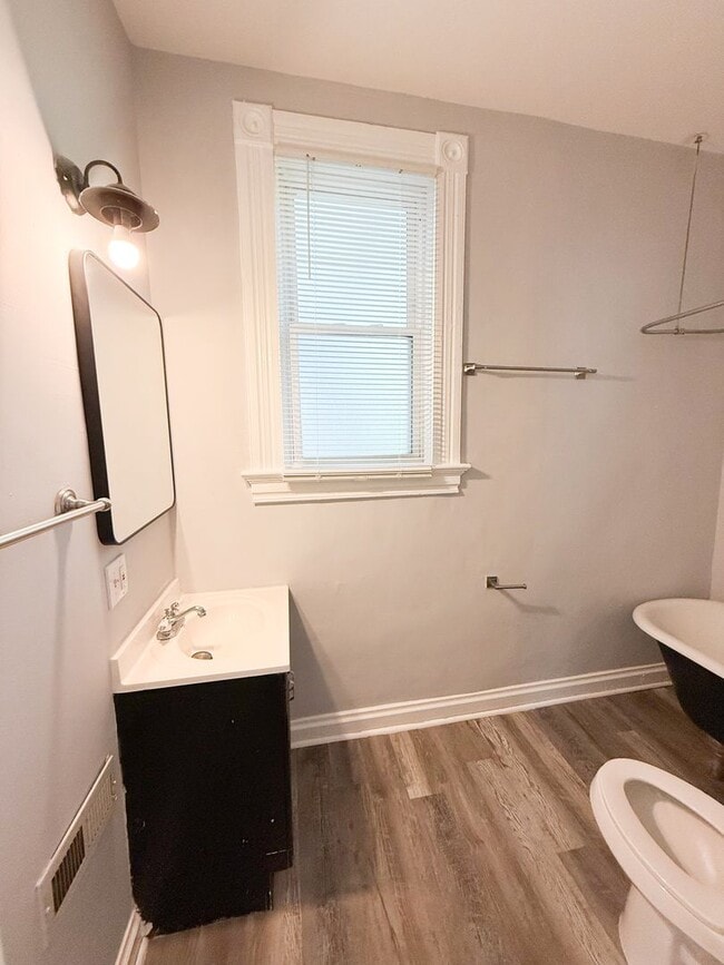 Building Photo - Spacious 3 bedroom 1 bathroom home!!