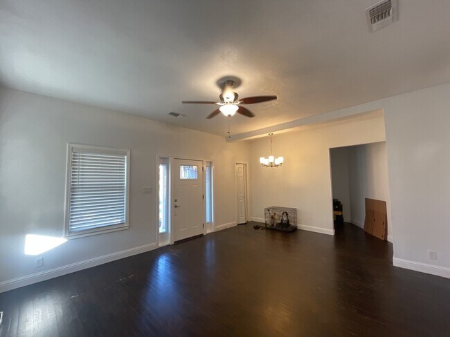 Building Photo - 806 E 3rd St