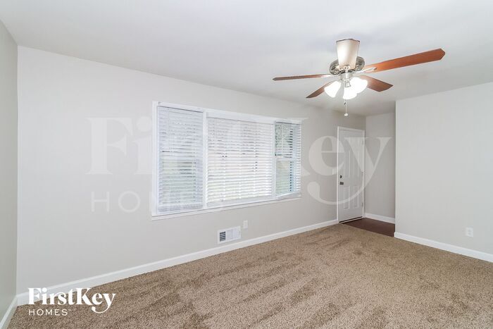Building Photo - 5721 Crestview Dr