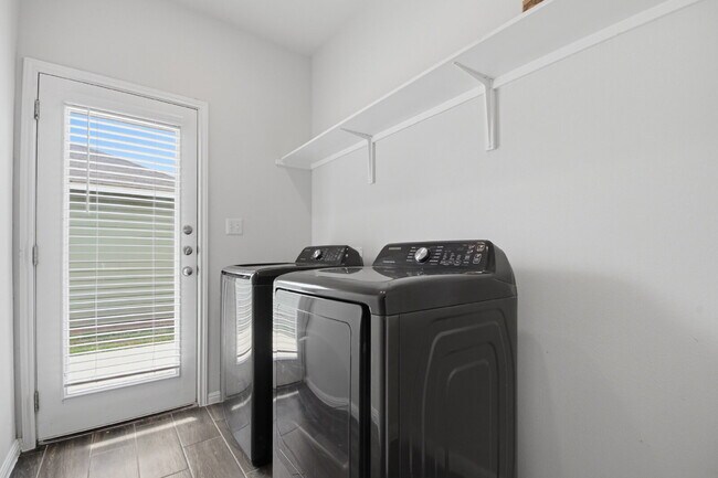 Building Photo - "Charming 3-Bed Oasis in San Marcos with 2 Full Baths – 1424 Sq Ft of Comfort!"