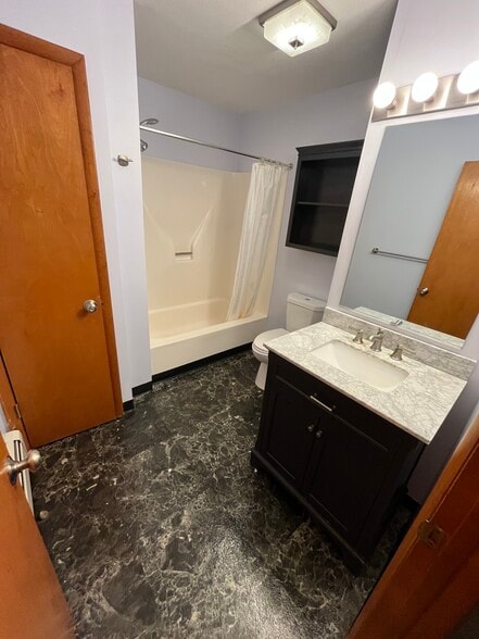 Full Bath - 419 Frey Ave