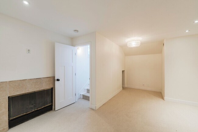 Building Photo - Luxury Living in Manhattan Beach