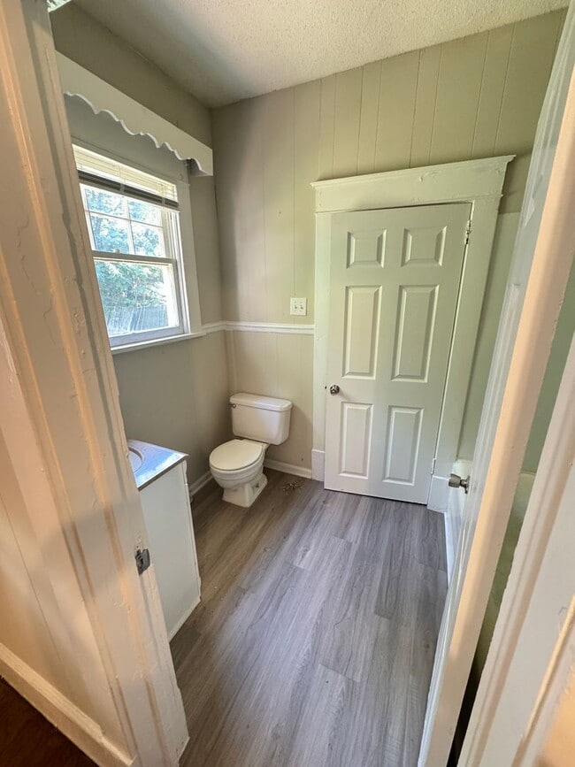 Building Photo - Nice 3 bedroom 1 bathroom House