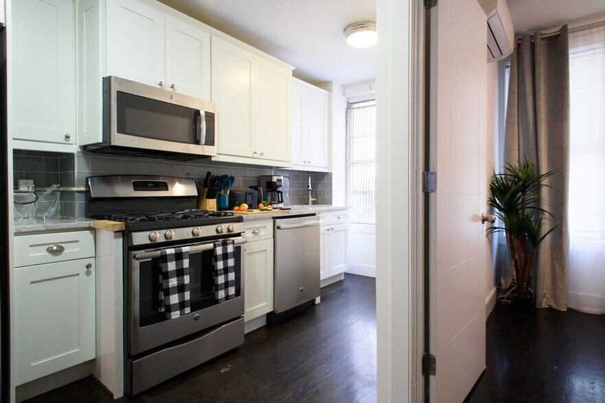 Building Photo - 359 W 39th St