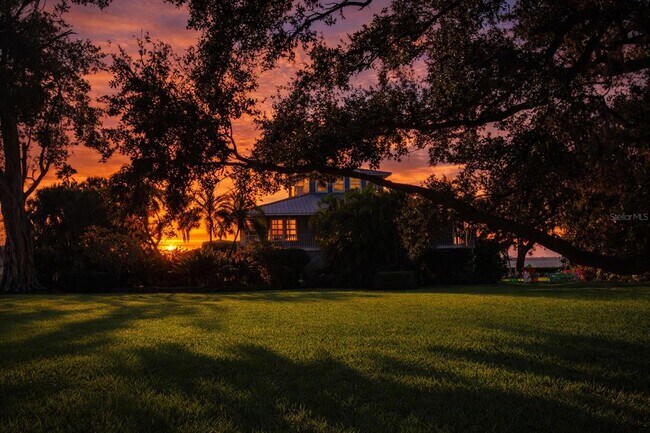 Building Photo - 7676 Westmoreland Dr